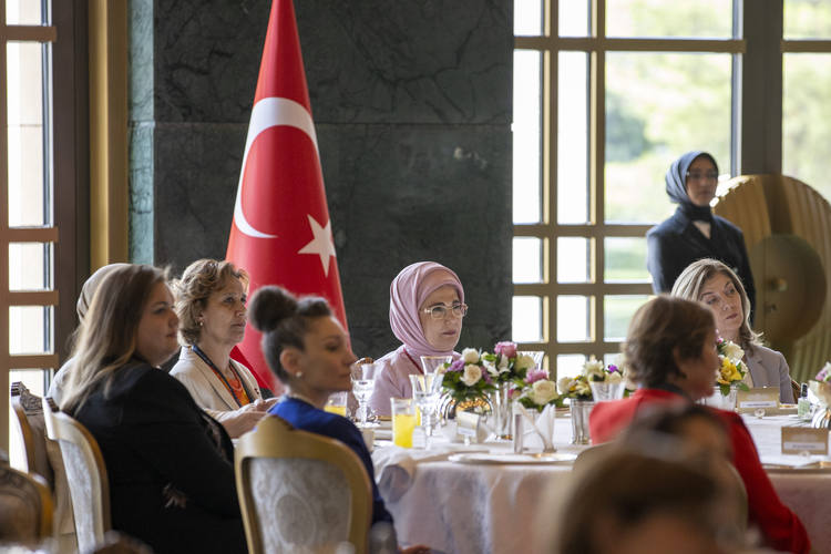 Emine Erdoğan, kadın büyükelçi ve büyükelçi eşleriyle b