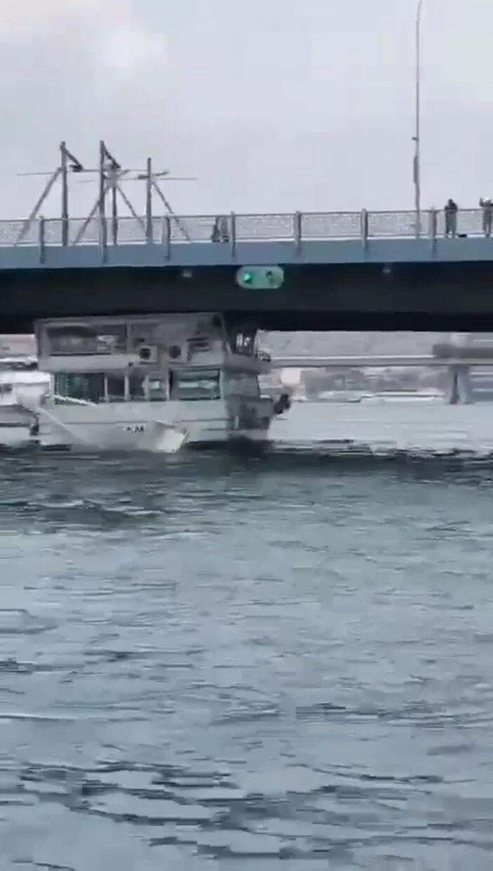 Tekne, Galata Körprüsü'ne çarptı: Arabalar geçerken makas kırıldı